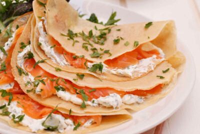 Crepes de salmón ahumado con queso crema y finas hierbas