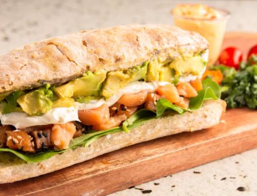 SANDUÍCHE DE SALMÃO FUMADO, ABACATE E ROMÃ