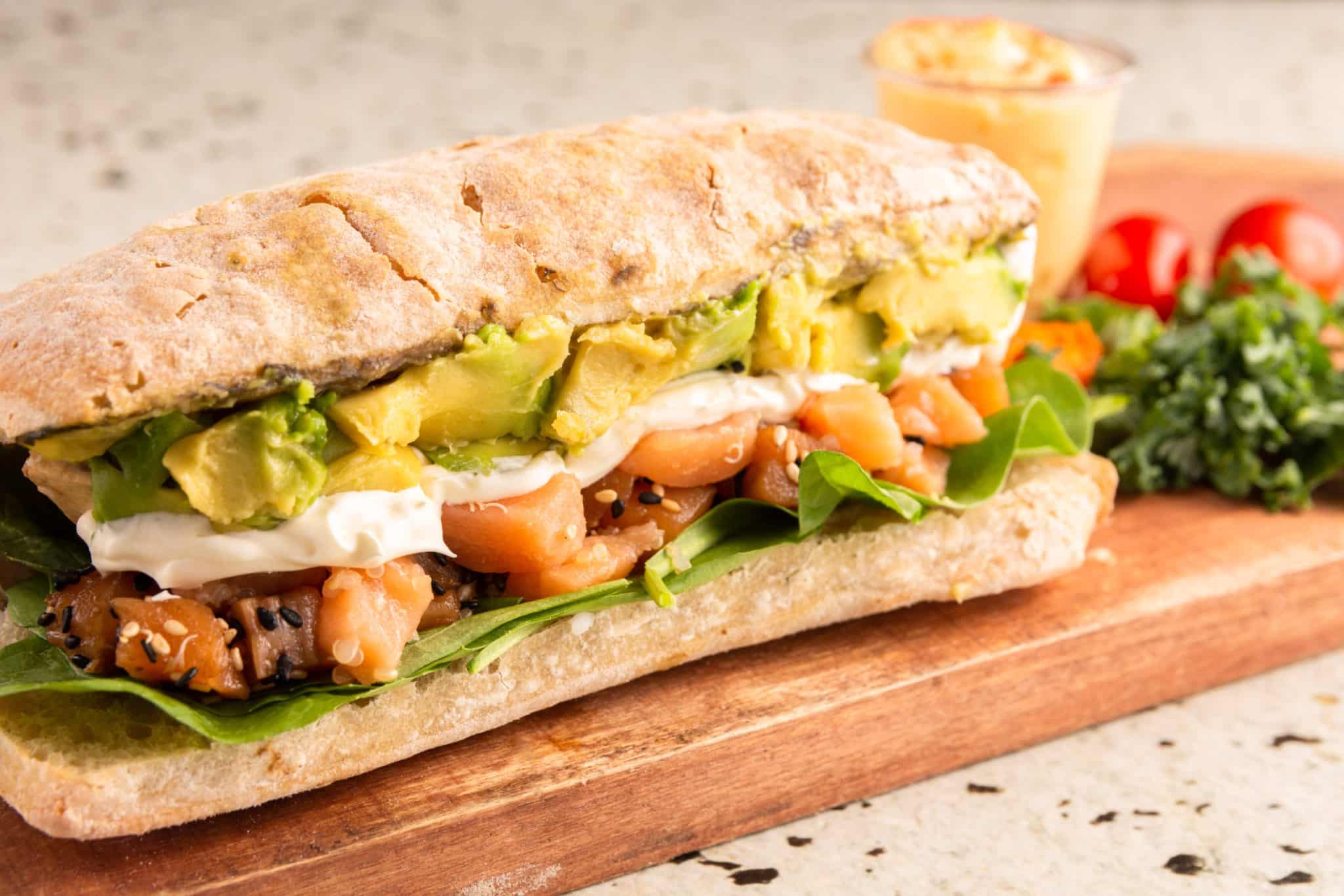 Sandwich de salmón ahumado, aguacate y granada