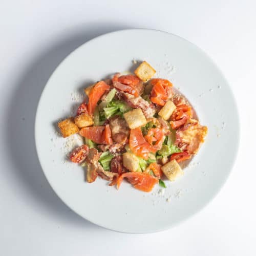 Aparas de salmão fumado em saladas